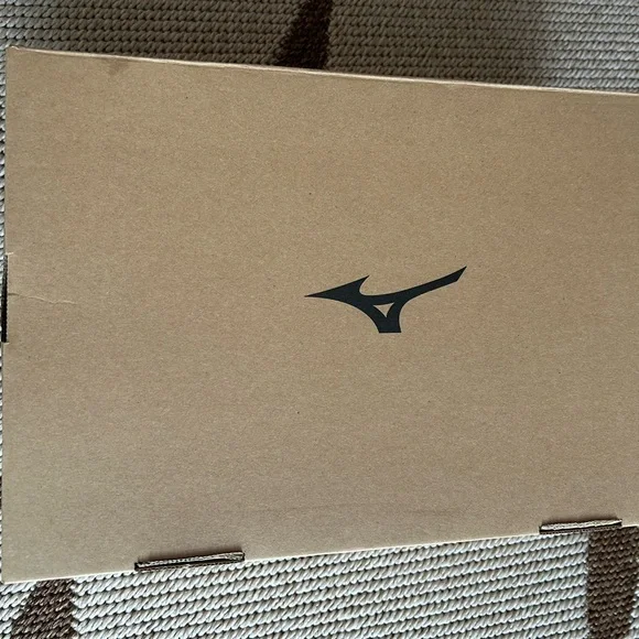 Mizuno Men's Gray and Black Athletic Shoes. Brand new with box 🤗 - Picture 9 of 10